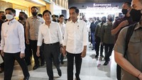 Presiden Joko Widodo (Jokowi) mengajak Presiden Republik Filipina Ferdinand Romualdez Marcos Jr dan istrinya Louise Araneta Marcos berkeliling meninjau Sarinah, Jakarta Pusat. Jokowi menyebut Marcos Jr ingin melihat produk-produk asli Indonesia.  