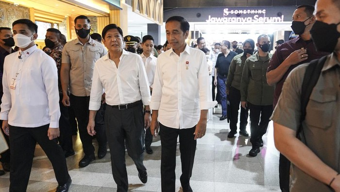 Momen Jokowi Ajak Presiden Filipina 'Nongkrong' di Sarinah Presiden Joko Widodo (kanan) memberi salam kepada Presiden Filipina Ferdinand Romualdez Marcos Jr (kedua kiri) dan Ibu Negara Filipina Louise Araneta Marcos (kiri) sebelum meninggalkan Gedung Sarinah, Jakarta, Senin (5/9/2022). ANTARA FOTO/Dhemas Reviyanto/rwa.