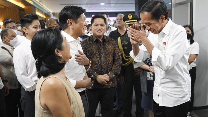 Presiden Joko Widodo (kanan) memberi salam kepada Presiden Filipina Ferdinand Romualdez Marcos Jr (kedua kiri) dan Ibu Negara Filipina Louise Araneta Marcos (kiri) sebelum meninggalkan Gedung Sarinah, Jakarta, Senin (5/9/2022). ANTARA FOTO/Dhemas Reviyanto/rwa.