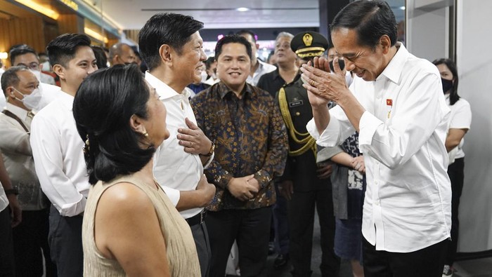 Momen Jokowi Ajak Presiden Filipina 'Nongkrong' di Sarinah Presiden Joko Widodo (kanan) memberi salam kepada Presiden Filipina Ferdinand Romualdez Marcos Jr (kedua kiri) dan Ibu Negara Filipina Louise Araneta Marcos (kiri) sebelum meninggalkan Gedung Sarinah, Jakarta, Senin (5/9/2022). ANTARA FOTO/Dhemas Reviyanto/rwa.