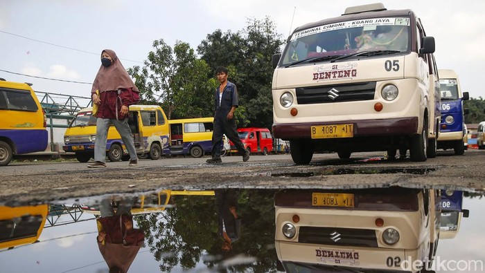 Pemerintah Kota (Pemkot) Tangerang mengeluarkan sejumlah kebijakan untuk menekan dampak kenaikan harga bahan bakar minyak (BBM). Di sisi transportasi, kebijakan yang dikeluarkan adalah dengan menggratiskan biaya untuk moda transportasi Bus Tayo dan juga angkutan Si Benteng.