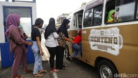 Sejumlah warga tengah menaiki Angkutan Umum Si Banteng di Terminal Cimonge, Kota Tangerang.