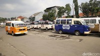 Sejumlah angkot Si Banteng ngetem di Terminal Cimonge, Kota Tangerang, Selasa (6/9/2022).