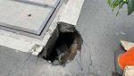 Ngeri, Lubang di Jalan Tendean Jaksel Cuma Dikasih Tanda Ranting Pohon