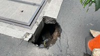 Lubang itu berada di tepi Sarana Jaringan Utilitas Terpadu (SJUT).