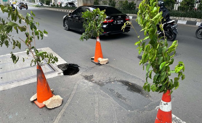 Sebuah lubang terlihat di tengah Jalan Kapten Tendean, Mampang, Jakarta Selatan, Selasa (6/9/2022). Begini penampakannya.
