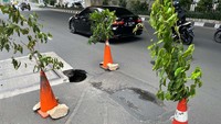 Pantauan di lokasi sekitar pukul 10.45 WIB, lubang ditandai dengan cone pembatas jalan yang diberi ranting daun.