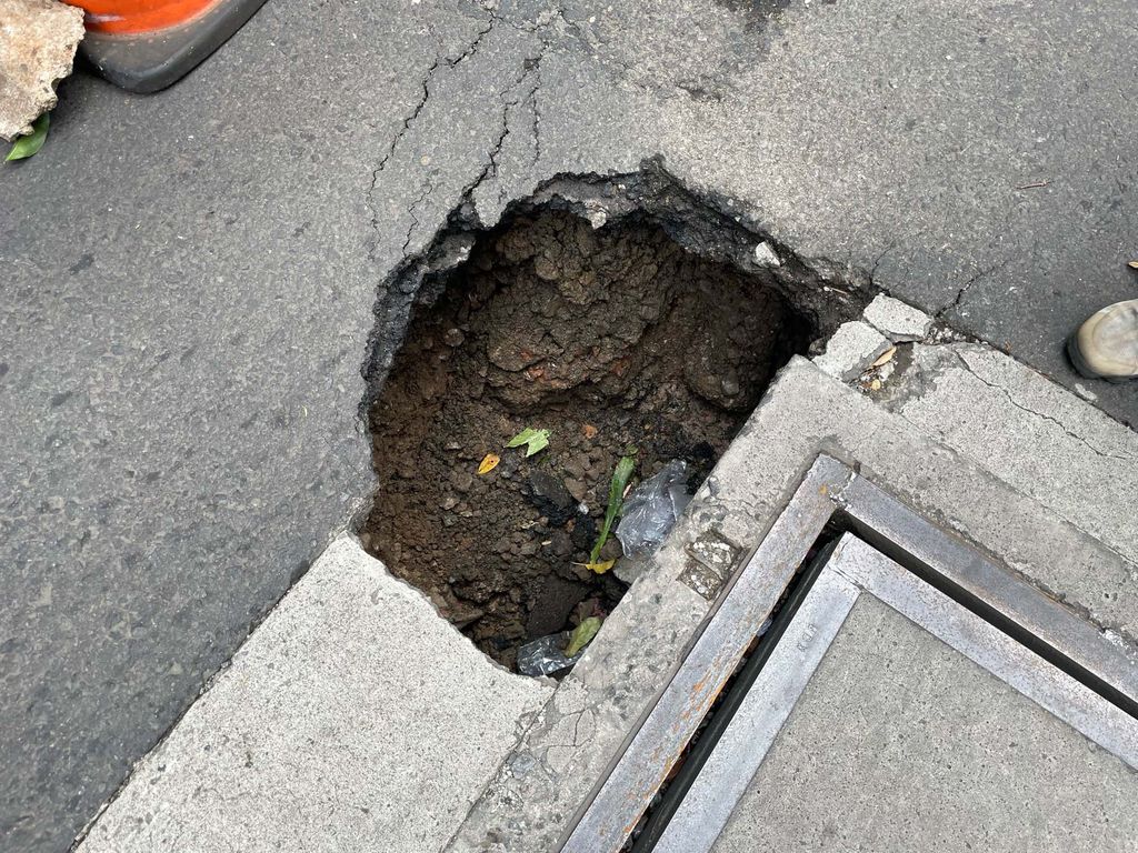 Sebuah lubang terlihat di tengah Jalan Kapten Tendean, Mampang, Jakarta Selatan, Selasa (6/9/2022). Begini penampakannya.