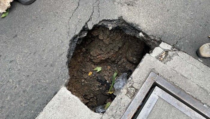 Ngeri! Lubang Menganga di Jalan Tendean Jaksel Sebuah lubang terlihat di tengah Jalan Kapten Tendean, Mampang, Jakarta Selatan, Selasa (6/9/2022). Begini penampakannya.