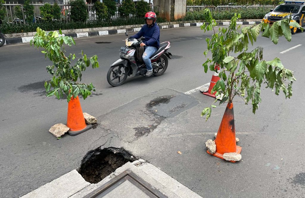 Sebuah lubang terlihat di tengah Jalan Kapten Tendean, Mampang, Jakarta Selatan, Selasa (6/9/2022). Begini penampakannya.