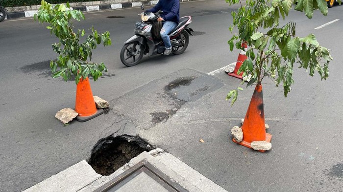 Ngeri! Lubang Menganga di Jalan Tendean Jaksel Sebuah lubang terlihat di tengah Jalan Kapten Tendean, Mampang, Jakarta Selatan, Selasa (6/9/2022). Begini penampakannya.