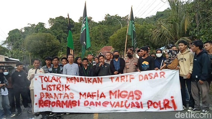 Massa Himpunan Mahasiswa Islam (HMI) Cabang Palopo, Sulawesi Selatan (Sulsel), kembali menggelar aksi unjuk rasa menolak kenaikan harga BBM.