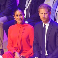 Meghan Markle dan Pangeran Harry kembali ke Inggris untuk menghadiri menghadiri One Young World Summit di Manchester, Inggris, pada Senin (5/9/2022). Ini adalah pertama kalinya mereka menginjakkan kaki di Inggris untuk urusan pekerjaan sejak keluar sebagai anggota senior keluarga Kerajaan Inggris. (Foto: PA Images via Getty Images/Peter Byrne)