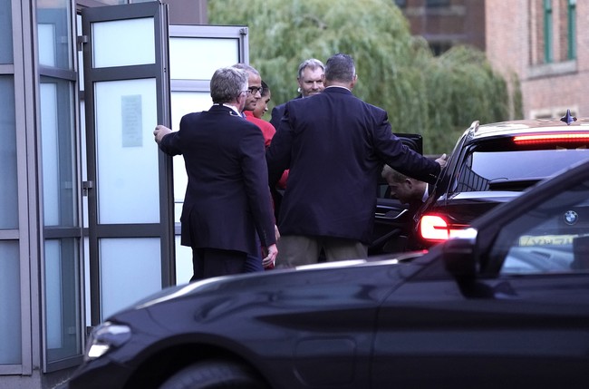 Di dalam lokasi acara, pasangan ini mendapat sambutan hangat. Suasana tersebut bertolak belakang dengan suasana di luar ketika mereka tiba. Daily Mail mengabarkan, sorakan cemooh menyambut kedatangan Pangeran Harry dan Meghan Markle. Sekitar 100 orang berkumpul untuk berunjuk rasa, menentang Meghan Markle. (Foto: PA Images via Getty Images/Danny Lawson - PA Images)