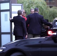 Di dalam lokasi acara, pasangan ini mendapat sambutan hangat. Suasana tersebut bertolak belakang dengan suasana di luar ketika mereka tiba. Daily Mail mengabarkan, sorakan cemooh menyambut kedatangan Pangeran Harry dan Meghan Markle. Sekitar 100 orang berkumpul untuk berunjuk rasa, menentang Meghan Markle. (Foto: PA Images via Getty Images/Danny Lawson - PA Images)