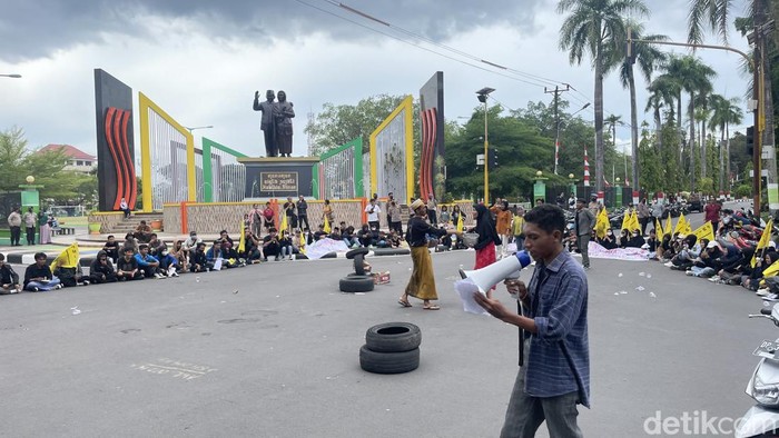Mahasiswa di Parepare, Sulawesi Selatan (Sulsel) melakukan aksi teatrikal menyentil kenaikan harga BBM di depan Monumen Cinta Sejati Habibie-Ainun.