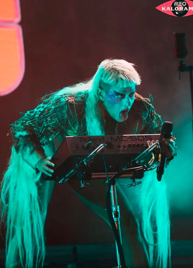 Penyanyi dengan nama asli Merrill Nisker itu selalu total dalam setiap stage act-nya. Foto: dok. Instagram/@peachesnisker