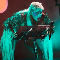 Penyanyi dengan nama asli Merrill Nisker itu selalu total dalam setiap stage act-nya. Foto: dok. Instagram/@peachesnisker