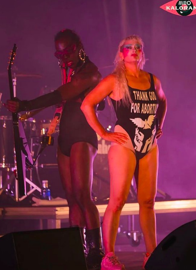 Peaches tampil dengan makeup eksentrik dengan eyeshadow warna-warni. Wanita asal Kanada itu memadankan makeup bold-nya dengan leotard hitam. Foto: dok. Instagram/@peachesnisker