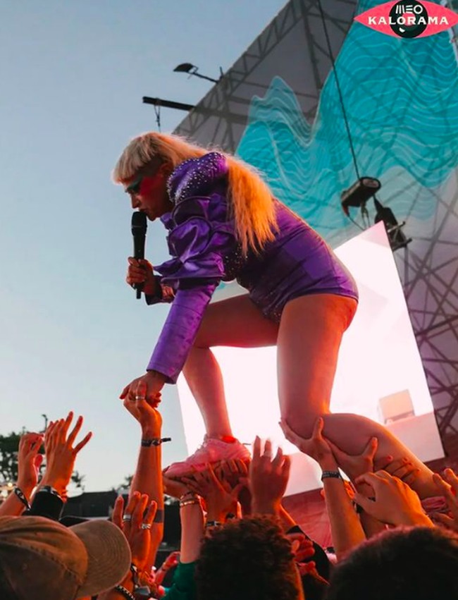 Baru-baru ini Peaches menggelar konser di Lisbon, Portugal. Penampilan musisi 55 tahun itu bikin penonton terkejut. Foto: dok. Instagram/@peachesnisker
