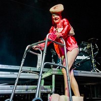 Peaches juga tampil nyeleneh menggunakan alat bantu jalan. Menggunakan jaket pink, dia melengkapi penampilannya dengan menggunakan topi berbentuk kelamin wanita dan sepatu berbentuk payudara. Foto: dok. Instagram/@peachesnisker