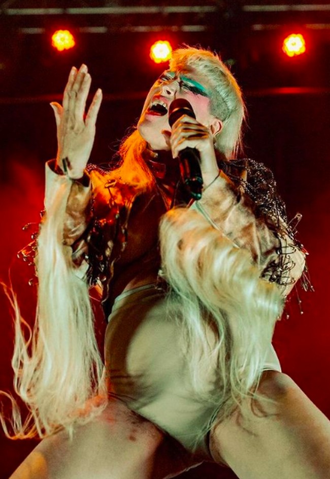 Kehidupan pribadi Peaches tidak kalah kontroversial. Dia mengaku sebagai biseksual. Dan menyebut dirinya sebagai gender fluid atau identitas gender yang berbeda-beda. Foto: dok. Instagram/@peachesnisker