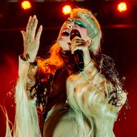 Kehidupan pribadi Peaches tidak kalah kontroversial. Dia mengaku sebagai biseksual. Dan menyebut dirinya sebagai gender fluid atau identitas gender yang berbeda-beda. Foto: dok. Instagram/@peachesnisker