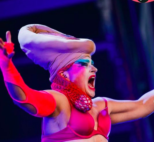 Di penampilan lainnya, Peaches tampil lebih ekstrem lagi. Dia menggunakan bra pink yang sengaja ditarik ke atas. Tampak Peaches begitu bersemangat bernyanyi bersama penonton. Foto: dok. Instagram/@peachesnisker