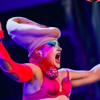 Di penampilan lainnya, Peaches tampil lebih ekstrem lagi. Dia menggunakan bra pink yang sengaja ditarik ke atas. Tampak Peaches begitu bersemangat bernyanyi bersama penonton. Foto: dok. Instagram/@peachesnisker