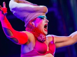 7 Gaya Kontroversial Rocker Wanita di Atas Panggung, Berani Tampil Topless