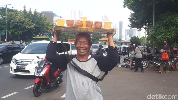 Pedagang di Tengah Aksi Demo BBM Naik di Gedung DPR RI 6 September 2022