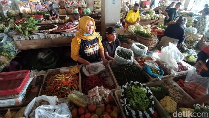 Pedagang sayuran di Pasar Rejowinangun, Kota Magelang, Selasa (6/9/2022).