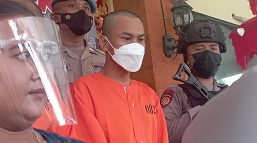 Pegawai rekanan Telkom ditangkap polisi karena menjadi pemakai dan pengedar narkoba di Denpasar, Bali.