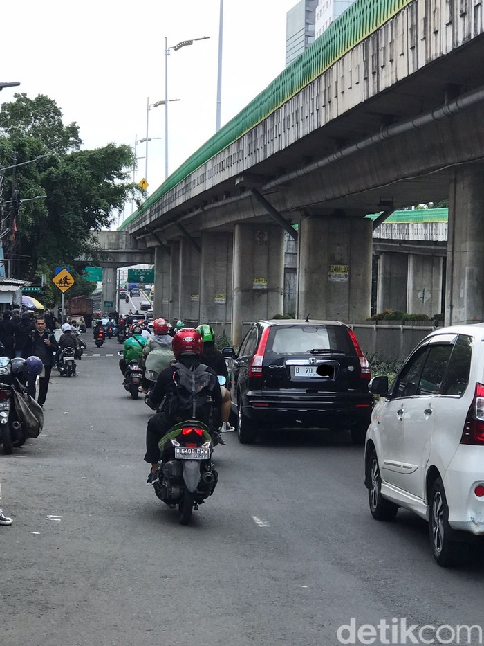 Pelat nomot putih mulai berseliweran di jalanan. Pelat nomot putih mulai berseliweran di jalanan.