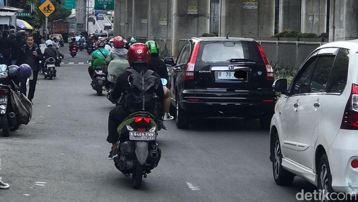 Pelat nomot putih mulai berseliweran di jalanan.