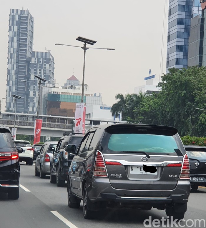 Pelat nomot putih mulai berseliweran di jalanan. Pelat nomot putih mulai berseliweran di jalanan.