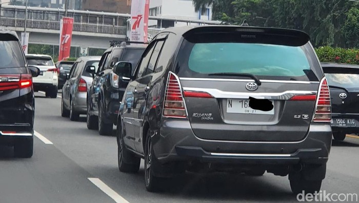 Pelat nomot putih mulai berseliweran di jalanan.