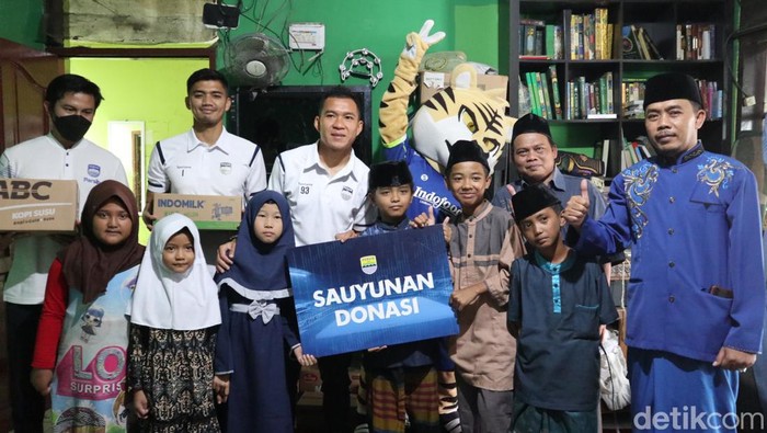 Pemain Persib Bandung berkunjung ke panti asuhan Bani Salam, Kota Bandung.