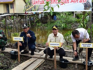 Gubernur Riau Serahkan Bantuan Rumah bagi Warga Korban Abrasi di Inhil