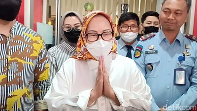 Penampakan Ratu Atut Usai Bebas Bersyarat