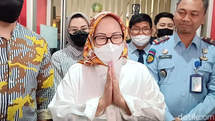 Narapidana kasus korupsi, Ratu Atut Chosiyah mendatangi Bapas Kelas II Serang Jalan KH Abdul Fatah Hasan untuk mengurus proses pembebasan bersyarat, Selasa (6/9/2022).