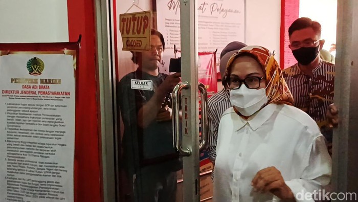 Narapidana kasus korupsi, Ratu Atut Chosiyah mendatangi Bapas Kelas II Serang Jalan KH Abdul Fatah Hasan untuk mengurus proses pembebasan bersyarat, Selasa (6/9/2022).