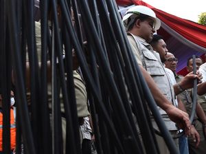 Perlu 2 Minggu untuk Potong Kabel-Cabut Tiang di Mampang Prapatan
