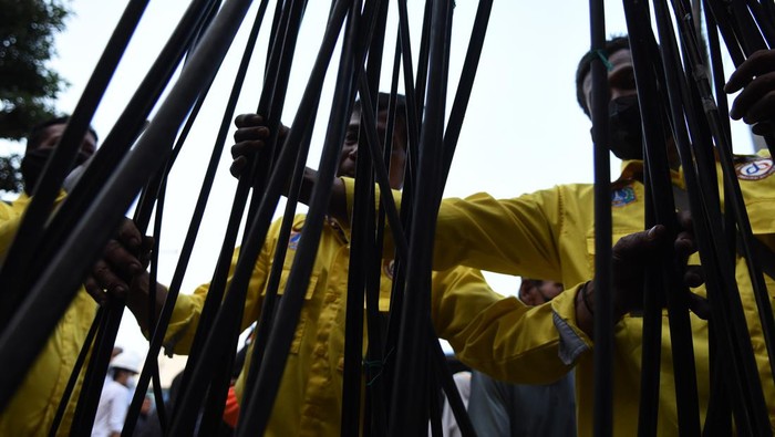 PENATAAN KABEL UTILITAS DI JAKARTA Petugas Bina Marga DKI Jakarta menurunkan kabel utilitas di Pasar Mampang Prapatan, Jakarta, Senin (5/9/2022). Dinas Bina Marga DKI Jakarta menurunkan 58 kabel utilitas dari 39 operator jaringan telekomunikasi di kawasan Mampang Prapatan yang menjuntai di udara untuk dipindahkan ke Sarana Jaringan Utilitas Terpadu (SJUT) di bawah tanah. ANTARA FOTO/Indrianto Eko Suwarso/rwa.