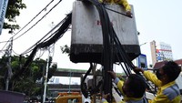 Dinas Bina Marga DKI Jakarta menurunkan 58 kabel utilitas dari 39 operator jaringan telekomunikasi di kawasan Mampang Prapatan, Jakarta, Senin (5/9/2022).