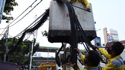 Kabel Utilitas di Mampang Mulai Ditanam di Dalam Tanah