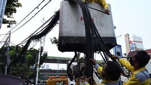 Kabel Utilitas di Mampang Mulai Ditanam di Dalam Tanah