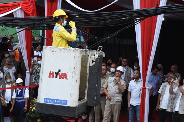 Petugas Bina Marga DKI Jakarta menurunkan kabel utilitas di Pasar Mampang Prapatan, Jakarta, Senin (5/9/2022). Dinas Bina Marga DKI Jakarta menurunkan 58 kabel utilitas dari 39 operator jaringan telekomunikasi di kawasan Mampang Prapatan yang menjuntai di udara untuk dipindahkan ke Sarana Jaringan Utilitas Terpadu (SJUT) di bawah tanah. ANTARA FOTO/Indrianto Eko Suwarso/rwa.