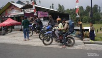 Uniknya naik ojek menuju pos satu penumpang di depan barang bawaan di belakang