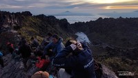 Menikmati sunrise di puncak Kawah